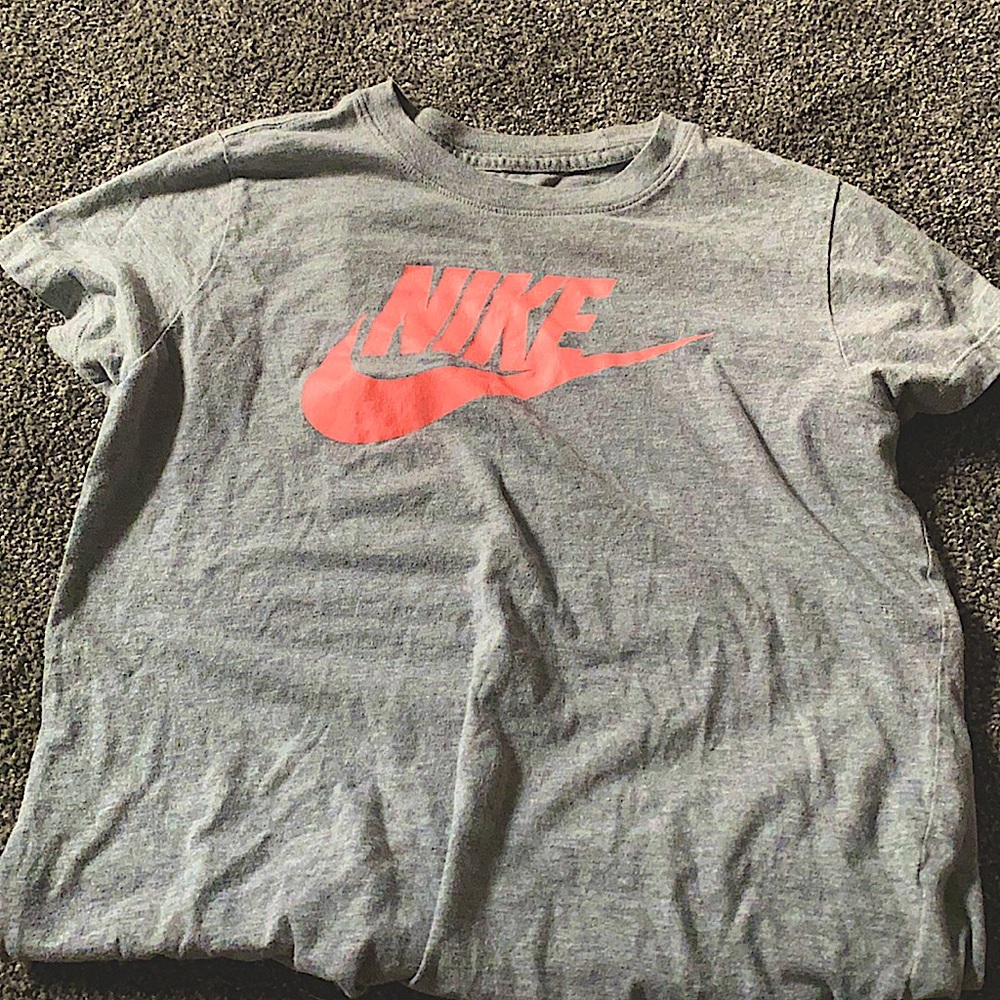 nike kids size large gray/coral logo tee